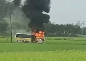 Ônibus da APAE de Guaramirim pega fogo
