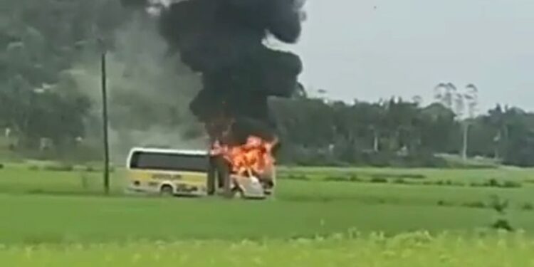 Ônibus da APAE de Guaramirim pega fogo
