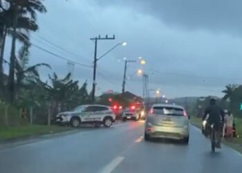 Homem ataca policiais e acaba morto em Guaramirim