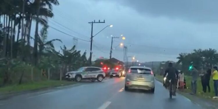 Homem ataca policiais e acaba morto em Guaramirim