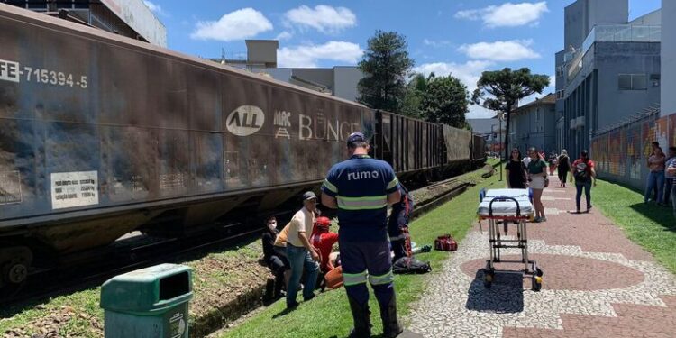 Mulher é atropelada por trem em Jaraguá