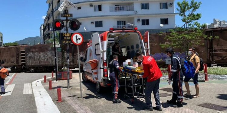 Mulher atropelada pelo trem em Jaraguá do Sul permanece internada