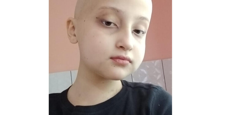 Família de Jaraguá busca ajuda no tratamento de filha de 10 anos com leucemia