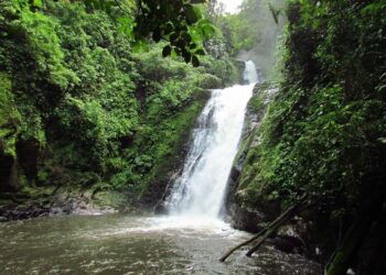 Bombeiros retomam buscas por mulher que caiu em cachoeira em Corupá
