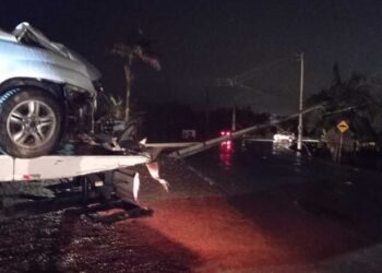 Bandidos furtam carro em Jaraguá e depois colidem veículo