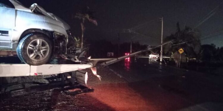 Bandidos furtam carro em Jaraguá e depois colidem veículo