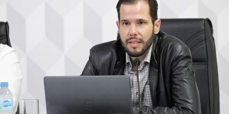 Vereador solicita qualificação técnica para cargo de apoio escolar em Jaraguá