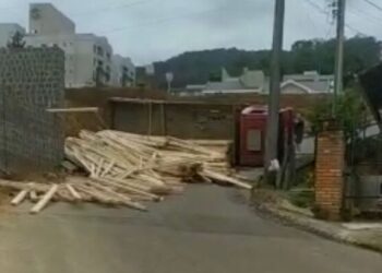 [Vídeo] Caminhão perde freio, desce morro de ré e tomba em Jaraguá do Sul
