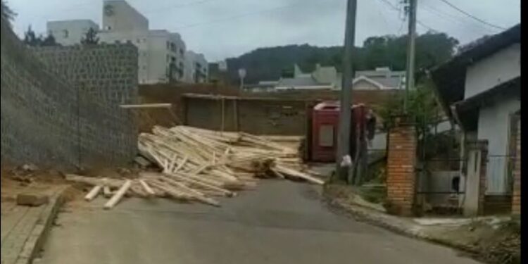 [Vídeo] Caminhão perde freio, desce morro de ré e tomba em Jaraguá do Sul