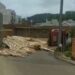 [Vídeo] Caminhão perde freio, desce morro de ré e tomba em Jaraguá do Sul