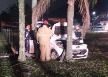 [Vídeo] Motorista embriagado bate carro, tenta fugir e abandona mulher ferida no veículo em Jaraguá do Sul