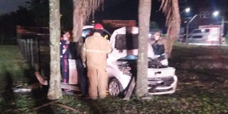 [Vídeo] Motorista embriagado bate carro, tenta fugir e abandona mulher ferida no veículo em Jaraguá do Sul