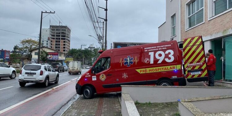 Espelho cai e atinge criança em Jaraguá