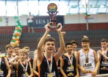 Basquete de Jaraguá é campeão invicto do Estadual sub-13