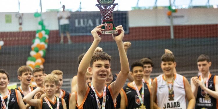 Basquete de Jaraguá é campeão invicto do Estadual sub-13
