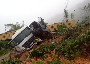 [Vídeo] Bombeiros buscam desaparecidos após deslizamento arrastar 10 carros e 5 caminhões na BR-376