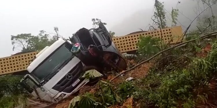 [Vídeo] Bombeiros buscam desaparecidos após deslizamento arrastar 10 carros e 5 caminhões na BR-376