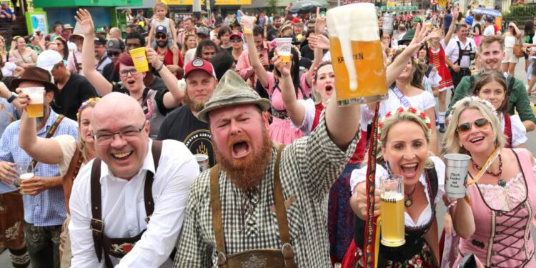 Mais de dez mil prestigiam último desfile da Schützenfest