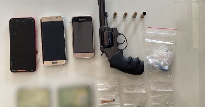 Três homens são detidos por posse ilegal de arma em Jaraguá do Sul