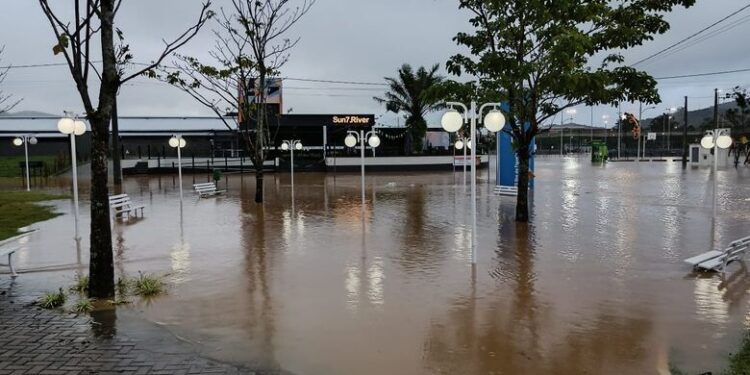 [Fotos] Rio Itapocu transborda e água invade a Via Verde