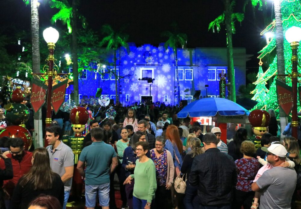 O acender das luzes de Natal na Prefeitura de Parauapebas foi um lindo espetáculo. O evento abriu ao público a Vila do Papai Noel, na praça em frente à