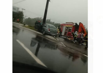 Carro bate em poste em Jaraguá do Sul