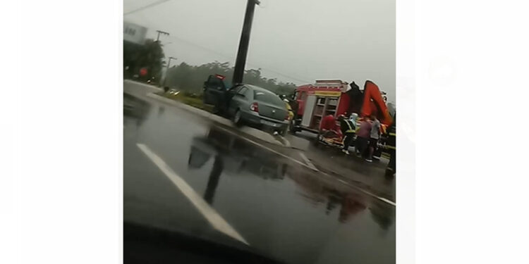 Carro bate em poste em Jaraguá do Sul