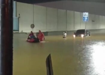 [Vídeo] Carro fica ilhado e quatro pessoas são resgatadas em Jaraguá do Sul