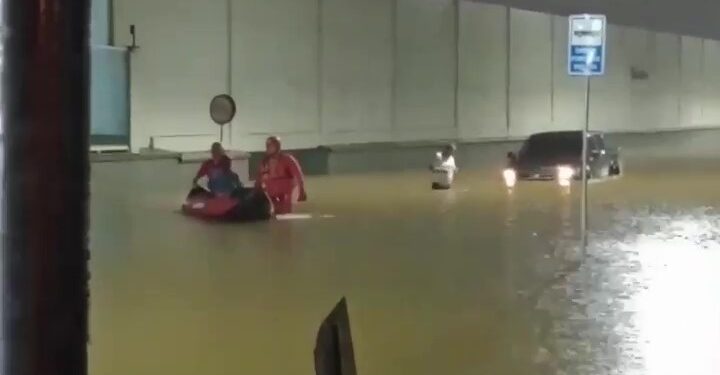 [Vídeo] Carro fica ilhado e quatro pessoas são resgatadas em Jaraguá do Sul