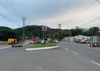 Ponte do Portal está parcialmente trancada