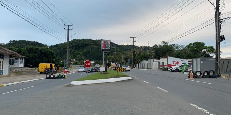 Ponte do Portal está parcialmente trancada