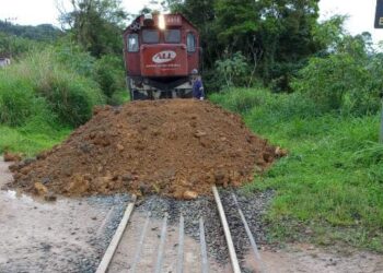 Manifestantes pró-Bolsonaro trancam passagem de trem em Corupá