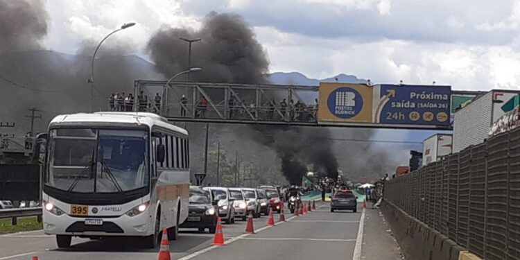 Manifestantes se negam a liberar BR-101, em Joinville, e tropa de choque é acionada