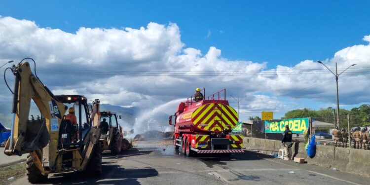 [Vídeo] PM e PRF dispersam manifestantes e liberam BR-101, em Joinville