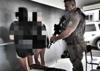 Duas mulheres são presas com drogas e armas em Jaraguá