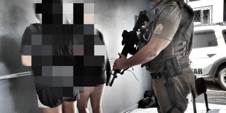 Duas mulheres são presas com drogas e armas em Jaraguá