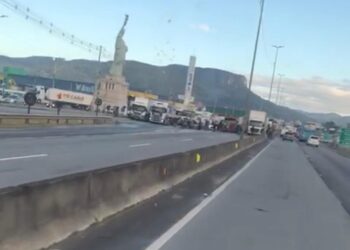 [Vídeo e fotos] Manifestantes bloqueiam rodovia em Santa Catarina