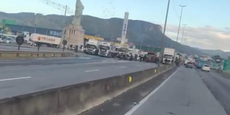 [Vídeo e fotos] Manifestantes bloqueiam rodovia em Santa Catarina