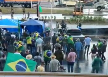 Manifestantes arremessam objetos em agentes da PRF após desobstrução de rodovia em SC