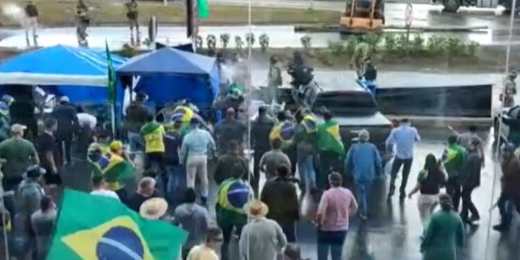 Manifestantes arremessam objetos em agentes da PRF após desobstrução de rodovia em SC