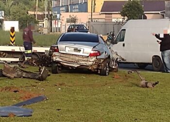 [Fotos] Carro capota na rotatória e colide em poste na BR-280, em Jaraguá