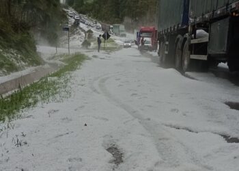 [FOTOS] Chuva de granizo é registrada na BR-280, entre Corupá e São Bento do Sul