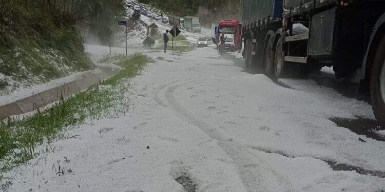 [FOTOS] Chuva de granizo é registrada na BR-280, entre Corupá e São Bento do Sul