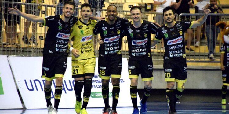 Jaraguá Futsal vira sobre o Curitibanos e vence pelo Estadual