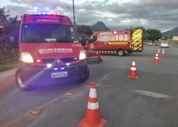 Mulher fica ferida após acidente envolvendo carro e moto em Schroeder