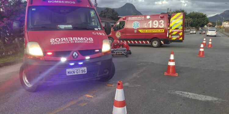 Mulher fica ferida após acidente envolvendo carro e moto em Schroeder