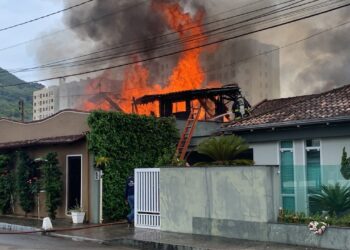 [Vídeo] Incêndio atinge casas em Jaraguá do Sul