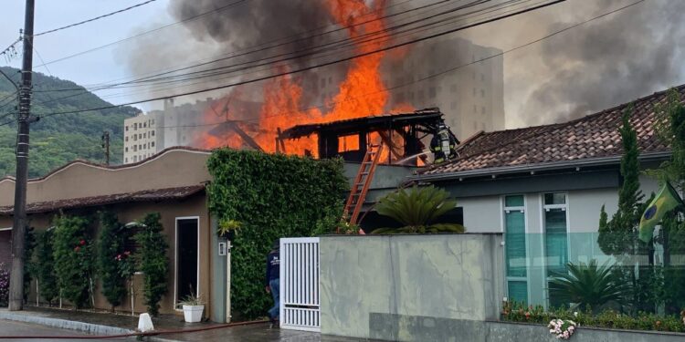 [Vídeo] Incêndio atinge casas em Jaraguá do Sul