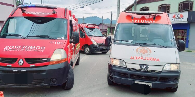Mulher é socorrida após cair de altura de quatro metros em Schroeder