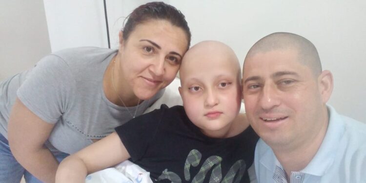 Família de Jaraguá busca ajuda para fase final de tratamento de filha de 10 anos com leucemia